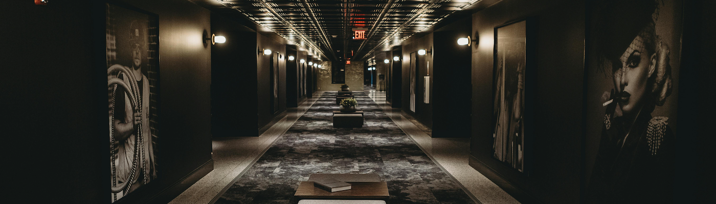 Hotel de noche con iluminación elegante