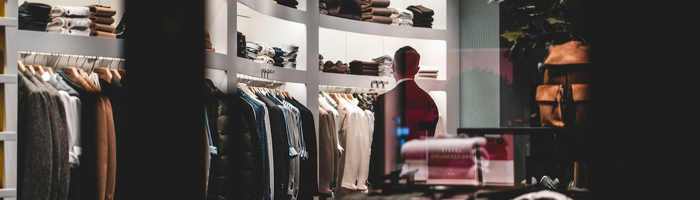 Tienda moderna iluminada de noche